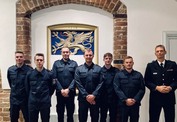 Gruppenbild der sechs neuen Brandmeisteranwärter