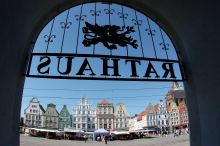 Blick vom Rathauseingang auf den Neuen Markt
