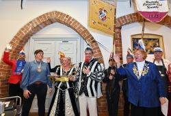 Oberbürgermeisterin Eva-Maria Kröger übergibt im Rahmen der Sessionseröffnung die Rathausschlüssel an das Prinzenpaar des Rostocker Karneval Clubs.