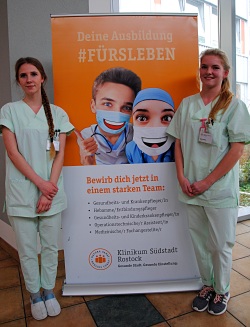 Amelie Wegner und Ronny Habke, Auszubildende zur Gesundheits- und Krankenpflegerin im 3. Lehrjahr am Klinikum Südstadt Rostock