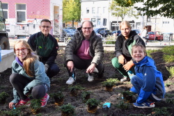 Schüler*innen der Grundschule am Margaretenplatz bepflanzen gemeinsam mit Senator Steffen Bockhahn Teile des Schulgeländes im Barnstorfer Weg 21 A.
