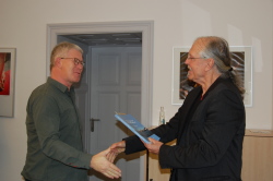 NABU-Fachgruppenleiter Mathias Vieth übergibt das Buch „Die Brutvögel der Hansestadt Rostock“ an Bürgerschaftspräsident Dr. Wolfgang Nitzsche.