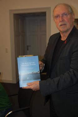 Bürgerschaftspräsident Dr. Wolfgang Nitzsche präsentiert das Buch „Die Brutvögel der Hansestadt Rostock“. 