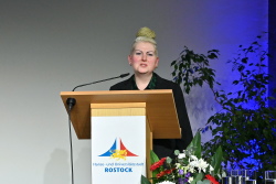 Jana Röper, Vorstandsvorsitzende des Vereins "Rostocker Sieben" e.V., hält die Laudatio auf Brunhilde Kluge als Trägerin des Sonderpreises.