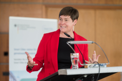Oberbürgermeisterin Eva-Maria Kröger bei der Eröffnung der Regionalkonferenz Smart City am 4. Juli 2023 in der HanseMesse Rostock.