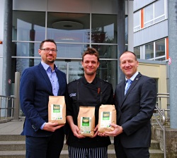 Jürgen Meyer, Felix Viergutz und Steffen Vollrath mit dem BIO-Fairtrade-Kaffee (von links)  