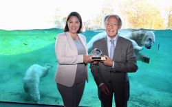 Zookuratorin Antje Zimmermann nahm von Anthony Sheridan den Pokal "Bester Zoo" entgegen.