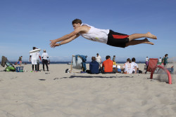 Spieler im Sprung beim Ultimate Beach Frisbee