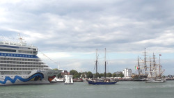 Die AIDAdiva wird auf der Hanse Sail  wieder von zahlreichen Traditionsschiffen umringt.