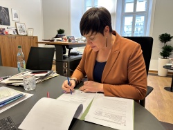 Oberbürgermeisterin Eva-Maria Kröger unterzeichnet die neue Zielvereinbarung zwischen der Hanse- und Universitätsstadt und dem Kompetenzzentrum „Bildung – Nachhaltigkeit - Kommune“.