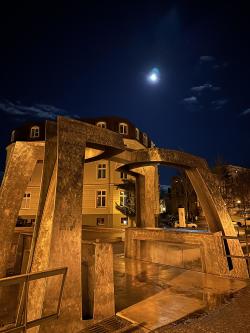 Kunstwerk "Raumklammer" von Thomas Leu an der Viergelindenbrücke bei Nacht.