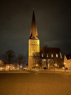 Alter Markt mit angestrahlter St.-Petri-Kirche bei Nacht.