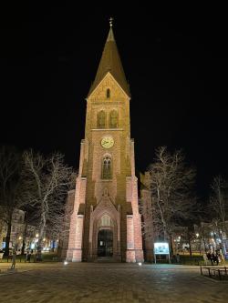 Evang.-Luth. Kirche Warnemünde bei Nacht.
