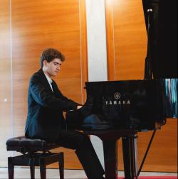 Leo Sckell spielt Klavier am Konservatorium Rostock.