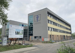 Berufliche Schule „Alexander Schmorell“ - Blick auf den Neubau. Die Gebäudehülle ist fertiggestellt, die Ausbaugewerke wie Maler und Fußbodenleger haben übernommen.