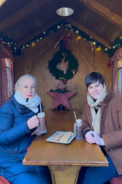 Bürgerschaftspräsidentin Regine Lück und Oberbürgermeisterin Eva-Maria Kröger auf dem Rostocker Weihnachtsmarkt 2023.