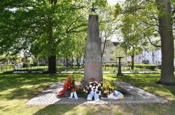 Gedenkstein Ehrenfriedhof Puschkinplatz