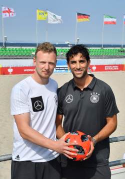 Robin Schröder (Torwart) und Matteo Marrucci (Beachsoccer Nationaltrainer)