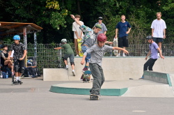 Der erneuerte Skatepark in der August-Bebel-Straße wird mit einem Skatecontest eröffnet. 