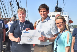 2022 hat unter anderem das Team des Traditionsschiffes GREIF von der kommissarischen Hanse-Sail-Chefin Bettina Fust eine Spende übergeben bekommen