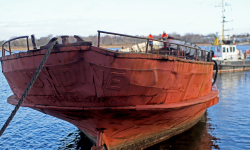 Die "MS Undine" musste vorher gedreht werden, um in den Fischereihafen verbracht zu werden. 