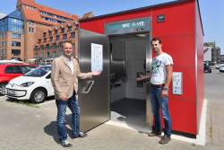 Senator Holger Matthäus und Axel Pohl, Amt für Umweltschutz, präsentieren eine neue WC-Anlage im Stadthafen.