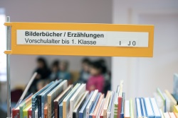 Kinderbücher im Buchregal der Stadtbibliothek Rostock.