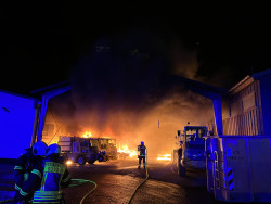 Löscharbeiten der Feuerwehr Rostock auf dem Gelände der Stadtentsorgung Rostock