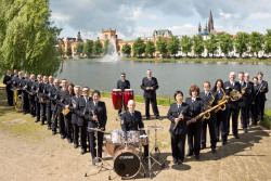 Gruppenbild Landespolizeiorchester am Pfaffenteich in Schwerin