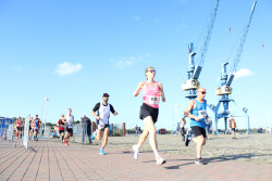 Marathonläufer im Stadthafen
