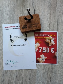 Der Medienkompetenz-Preis MV 2024 in der Kategorie „Freizeit und Teilhabe“ für den Makerspace der Stadtbibliothek Rostock.