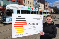 Plakat Deutschland-Ticket vor einer Straßenbahn