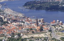 Luftaufnahme der Petrikirche und des Stadthafens