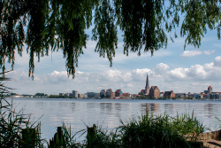 Blick von Gehlsdorf auf die Holzhalbinsel und St. Petri (Titelfoto des Umweltkalenders 2026) 