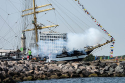 Mit einem traditionellen Salutschuss werden die einlaufenden Schiffe an der Ostmole in Warnemünde begrüßt. 