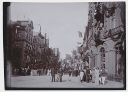 Hopfenmarkt mit Rostocker Hof und Blick in die Blutstraße, heute Teile der Kröpeliner Straße