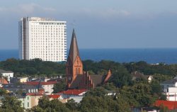 Seebad Warnemünde mit Blick auf Hotel Neptun