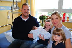 2.000. Geburt 2019 im Klinikum Südstadt Rostock: Alexander und Berit mit Wanda Louise, Hilda und Flora