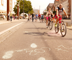 Entspannte Stimmung in der autofreien Langen Straße zum Klimaaktionstag.