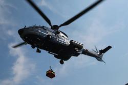 Bundespolizeihubschrauber beim Windenmanöver einer Transporttasche mit Einsatzmaterial