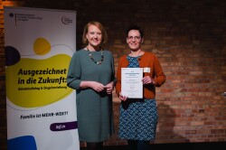 Bundesfamilienministerin Lisa Paus und Andrea Wehmer vom Amt für Finanzen und Planung - Jugend und Soziales bei der Auszeichnung für das Rostocker „Lokale Bündnis für Familie“ am 24. November 2023.