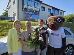 Die 90-millionsten Fahrer an der Mautstation - v.l.n.r.: Yvonne Osterkamp, Christoph Schulze, Till Meyn, Tunnelmaskottchen Otter Oskar