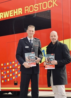 BOAR Michael Allwardt, kommissarischer Leiter des Amtes für Brandschutz, Rettungsdienst und Katastrophenschutz, und Dr. Chris von Wrycz Rekowski, Senator für Finanzen, Digitalisierung und Ordnung