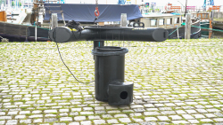 Mit der Installation von PortBins, innovativen wassertauglichen Abfallbehältern, wird ein Jahr lang Plastikmüll in der Warnow zur weiteren Untersuchung gesammelt, bevor er in die Ostsee gelangt und zu Meeresmüll wird. Das Projekt wird als Kooperation der Universität Rostock und des Leibniz-Instituts für Ostseeforschung Warnemünde (IOW) mit Unterstützung durch das Hafen- und Seemannsamt der Hanse- und Universitätsstadt Rostock durchgeführt.