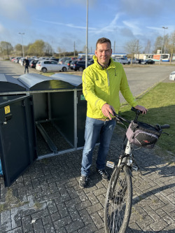 Marco Thiele aus dem Tiefbauamt parkt sein Fahrrad in der Fahrradbox am Südblick.