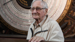 Prof. Dr. Manfred Schukowski vor der Astronomischen Uhr Rostock im Jahr 2023.