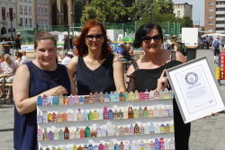 Anja Janda, Antje Sell (Initiatorinnen des Schachtelmarathons) und Silke Schrader (Leiterin des Staatlichen Schulamtes Rostock) mit der Guiness Urkunde.