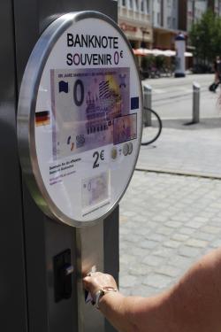 Der Null-Euro-Scheinautomat im Einsatz.