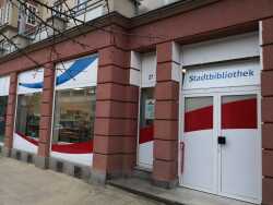 Eingang zur Stadtteilbibliothek Reutershagen in der Ernst-Thälmann-Straße 27.
