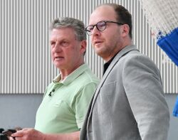 Zehn Jahre AOK Free Kick in Rostock - Rostocks Sportsenator Steffen Bockhahn sah mit Turnierleiter Andreas Zachhuber (li.) und weiteren Gästen rasante Spiele.